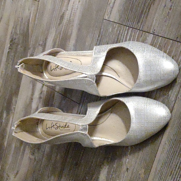 Life Stride Giovanni 2 pumps, Silver Size 9, Flex, Soft System - Picture 1 of 6